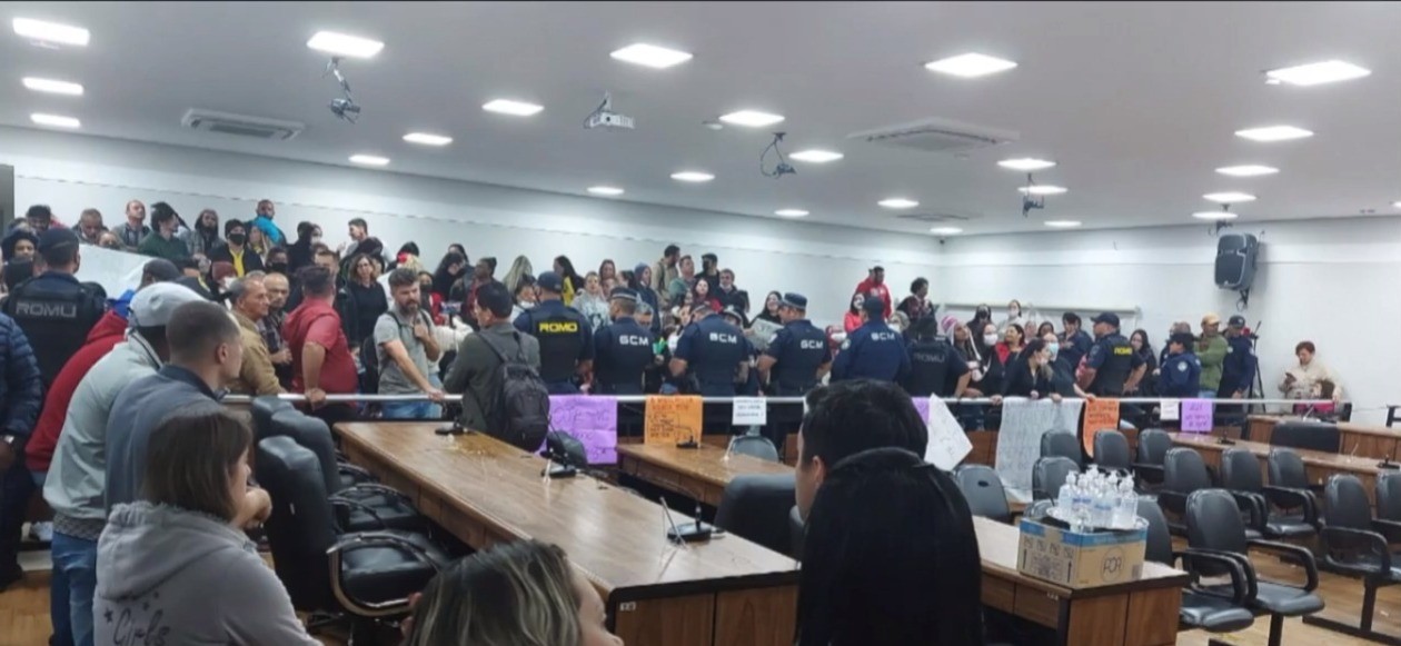 Servidores municipais de Poá protestam contra valor de reajuste do vale-alimentação; sessão da Câmara é marcada por tumulto