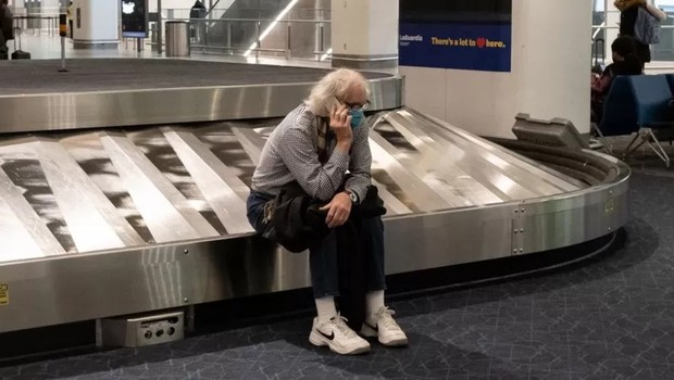 Passageira no aeroporto americano de LaGuardia, em 24 de dezembro; necessidade de isolar tripulantes por conta da covid-19 tem forçado cancelamento de voos, principalmente na China e nos EUA (Foto: Getty Images )