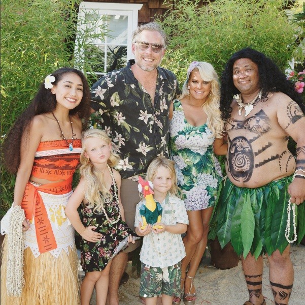 Ace, os pais, a irmã e os recreadores fantasiados de Maui e Moana (Foto: Instagram)