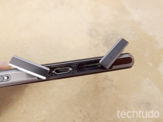 Xperia Z1 tem armazenamento interno de apenas 16 GB e precisa de microSD para expandir (Foto: Barbara Mannara/TechTudo)