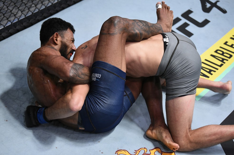 Rafael Alves encaixa a guilhotina para finalizar Alejandro Flores no Contender Series — Foto: Chris Unger/DWCS LLC/Getty Images
