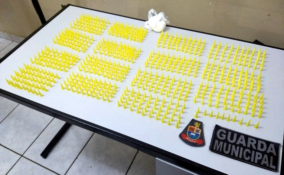 Pinos de cocaína apreendidos em Pirassununga (Foto: Reportér Naressi/Divulgação)