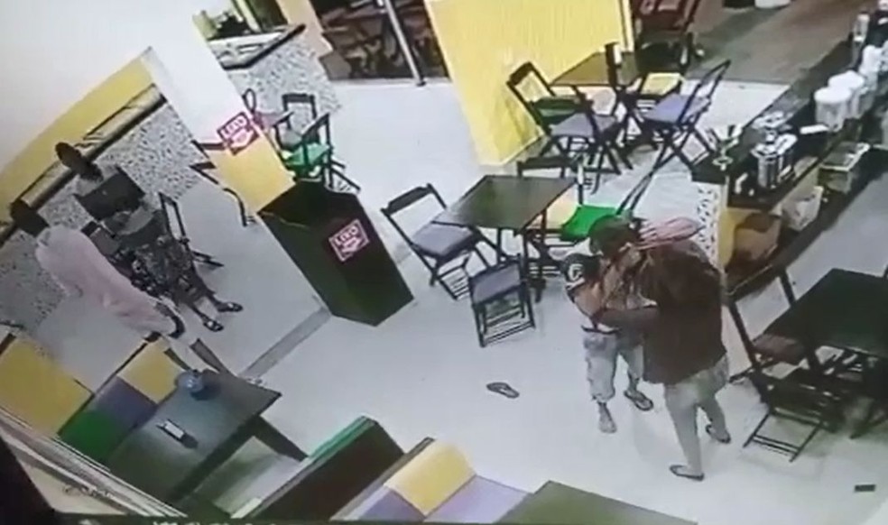 Agressor puxou cabelo e chegou a bater a cabeça da atendente da sorveteria de Assis na parede  — Foto: Circuito de segurança/Reprodução