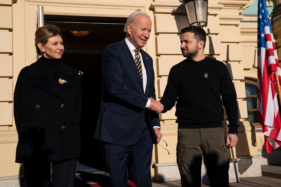 O presidente americano, Joe Biden, aperta a mão do ucraniano Volodymyr Zelensky durante visita surpresa a Kiev
