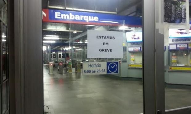 Estações de trem estão fechadas e com aviso de greve em Porto Alegre (Foto: Paulo Ledur/RBS TV)