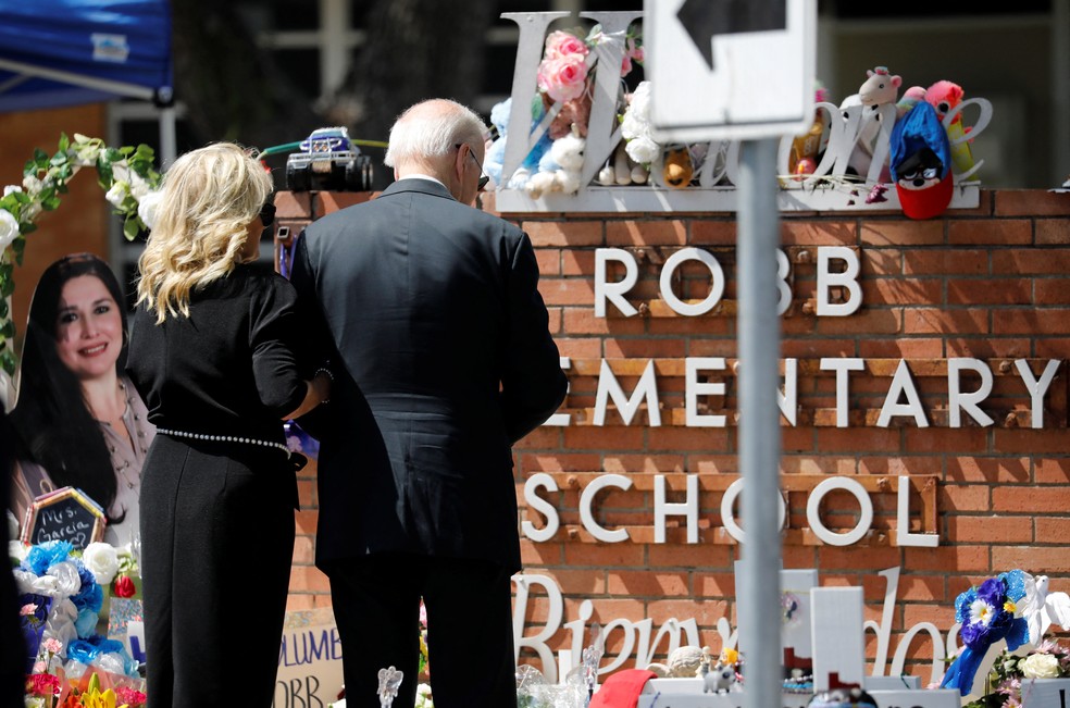Presidente americano, Joe Biden, e a primeira-dama, Jill Biden, visitam entrada da escola de ensino fundamental Robb, em Uvalde, Texas — Foto: Marco Bello/REUTERS