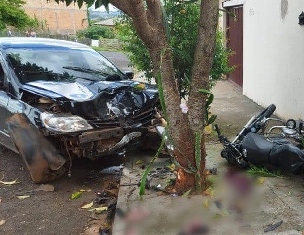 Carro invadiu calçada e atropelou pai e filha em Uberaba — Foto: Corpo de Bombeiros