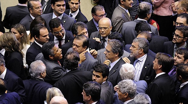 Bate-boca durante sessão para votação dos integrantes da comissão especial destinada a dar parecer sobre o pedido de impeachment da presidente Dilma Rousseff  (Foto: Luis Macedo / Câmara dos Deputados)