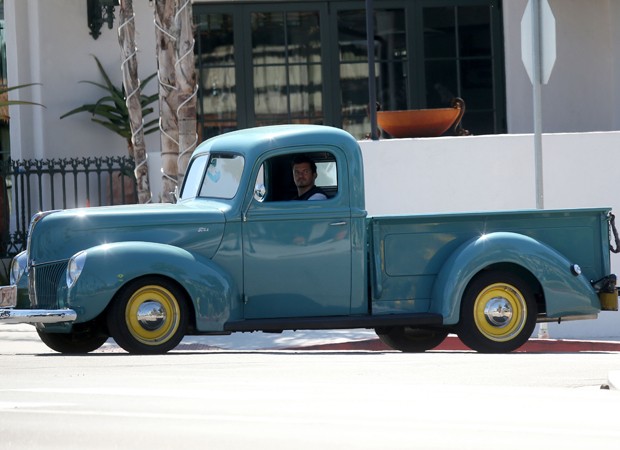 Orlando Bloom desfila com pickup clássica da Ford de 1940 (Foto: The Grosby Group)