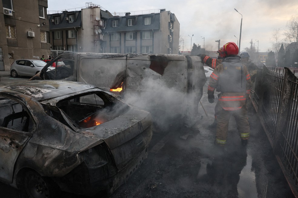 Bombeiros trabalham em local atingido por míssil da Rússia em Kiev, na Ucrânia — Foto: AREUTERS/Gleb Garanich TPX IMAGES OF THE DAY