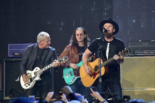Jeff Ament durante a cerimônia de inclusão do Pearl Jam no Rock and Roll Hall of Fame (Foto: Getty Images)