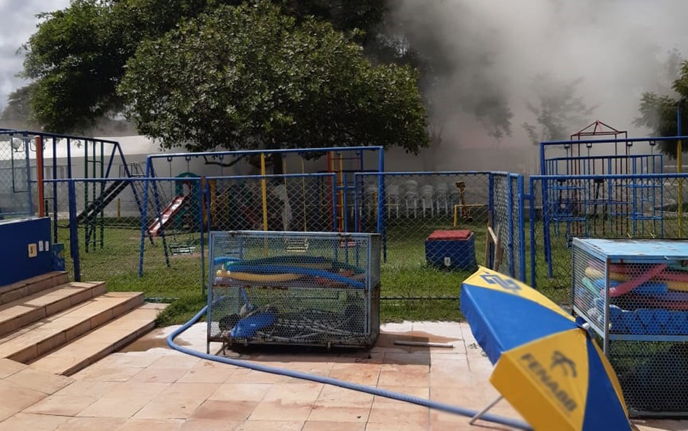 Cabana de clube pegou fogo na Bahia, mas não há registro de feridos — Foto: Redes Sociais
