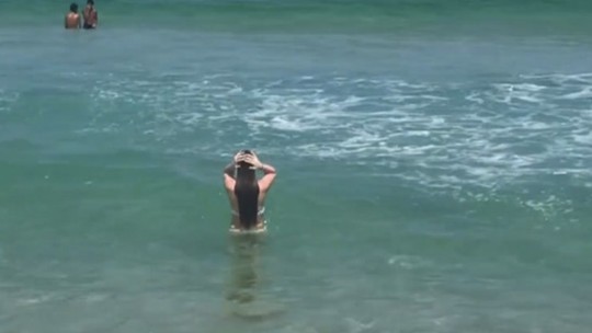 Cintia Dicker aproveita calor no Rio de Janeiro e toma banho de mar: "Que sorte a minha"