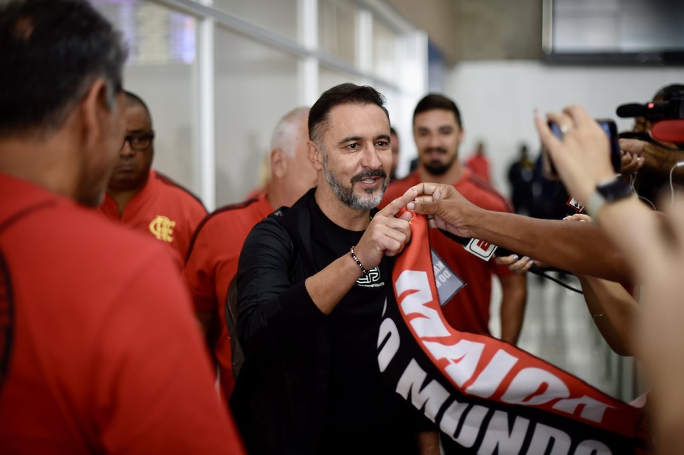 Vitor Pereira na chegada ao Rio para assumir o comando do Flamengo — Foto: Marcelo Cortes/Flamengo