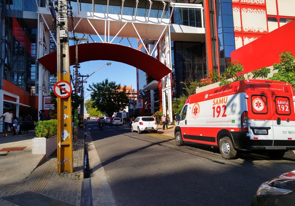 Alarme de incêndio é disparado e causa tumulto em hospital no Centro de Teresina — Foto: Rafaela Leal/G1