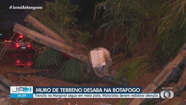 Muro de terreno desaba durante chuva em Goinia