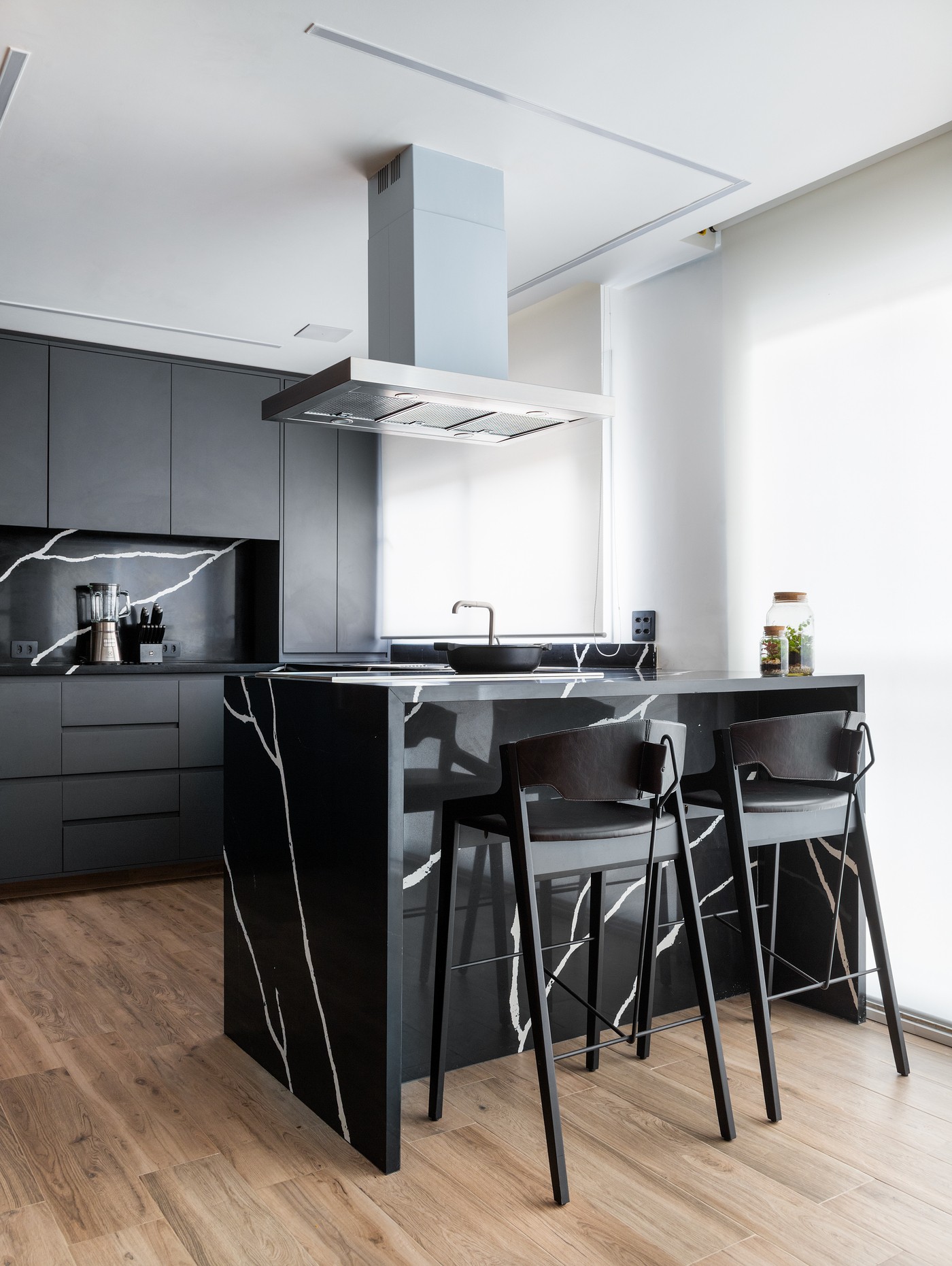 Décor do dia: cozinha aberta com marcenaria preta e bancada de apoio (Foto: Fernando Crescenti)