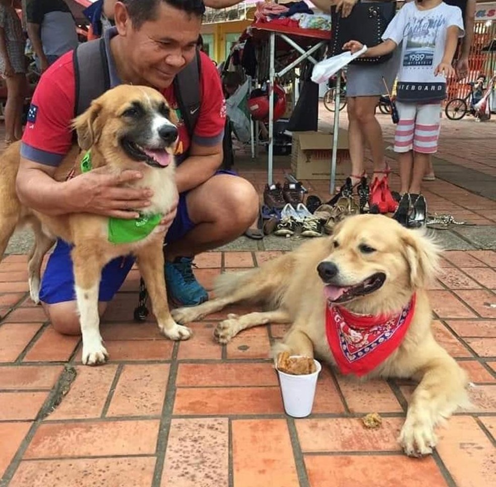 Damião é apaixonado por animais e criou o hábito de levá-los ao Centro de Rio Branco — Foto: Reprodução