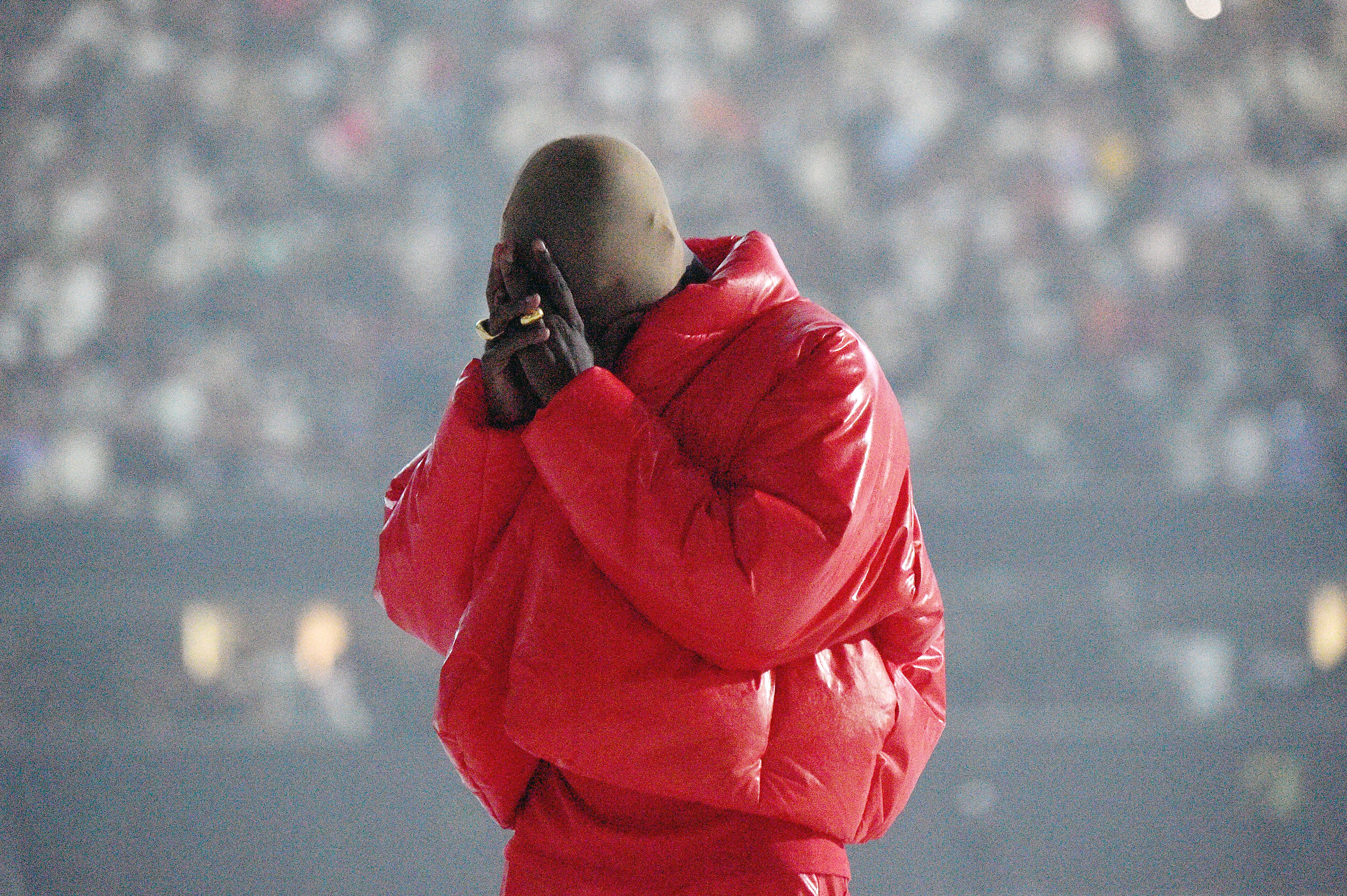 Kanye West chora em frente a plateia do Mercedes Benz Stadium, em Atlanta (Foto: Getty)