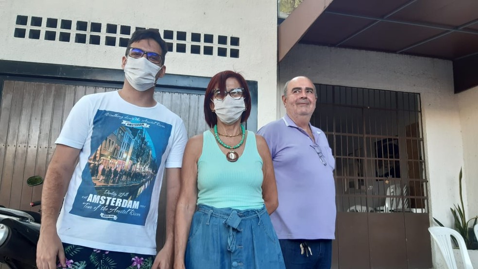 Antônio, Lúcia Dantas e Paulo Cortez ajudaram Lidiane a dar à luz menina em restaurante de Natal — Foto: Sérgio Henrique Santos/Inter TV Cabugi