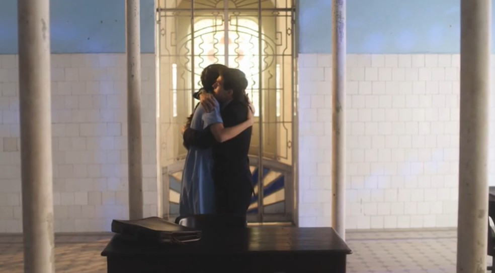 Em Amor Perfeito, Julio (Daniel Rangel) revê Marê (Camila Queiroz) após oito anos e diz que vai ajudá-la a sair da prisão — Foto: TV Globo