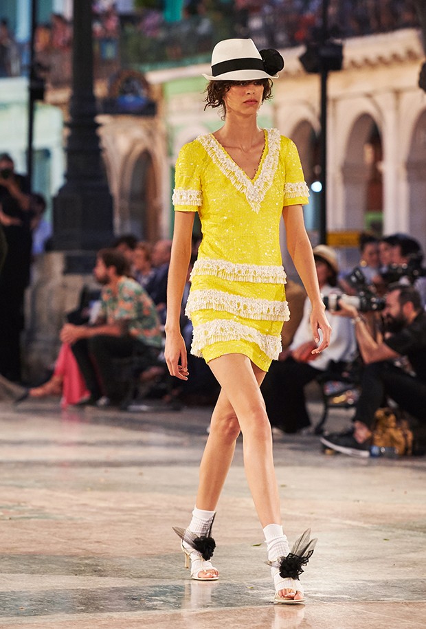 A fresh summery look accessorised with delicate heeled sandals (Foto: Olivier Saillant)