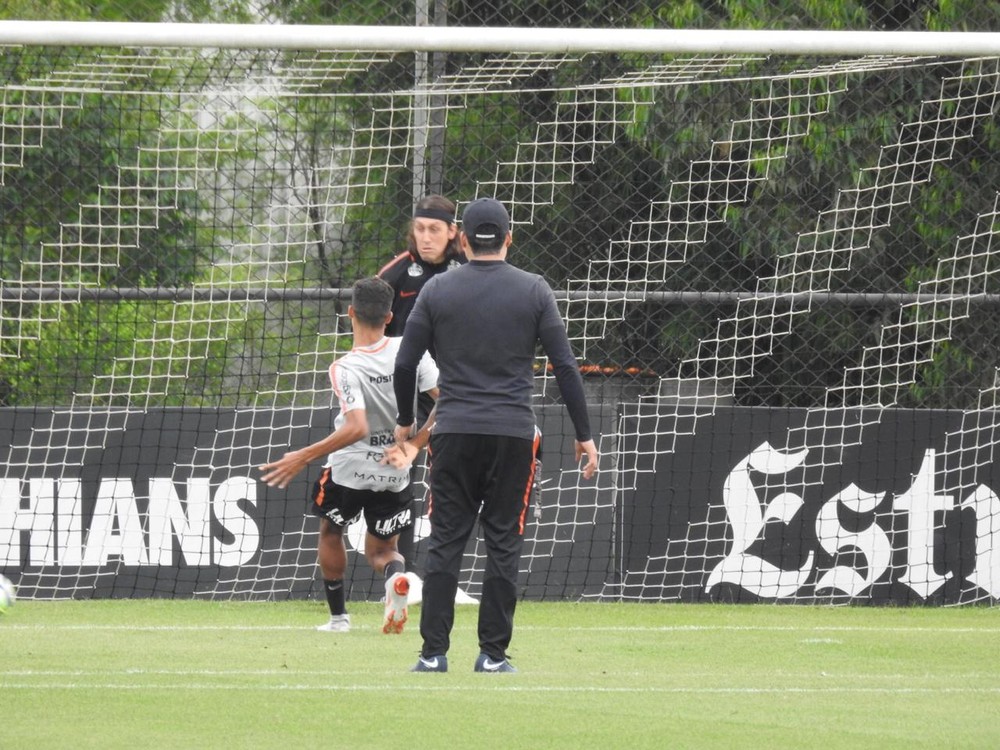 Vitória x Corinthians: trabalhos retomados com coletivo para reservas e visita do pai a Pedrinho