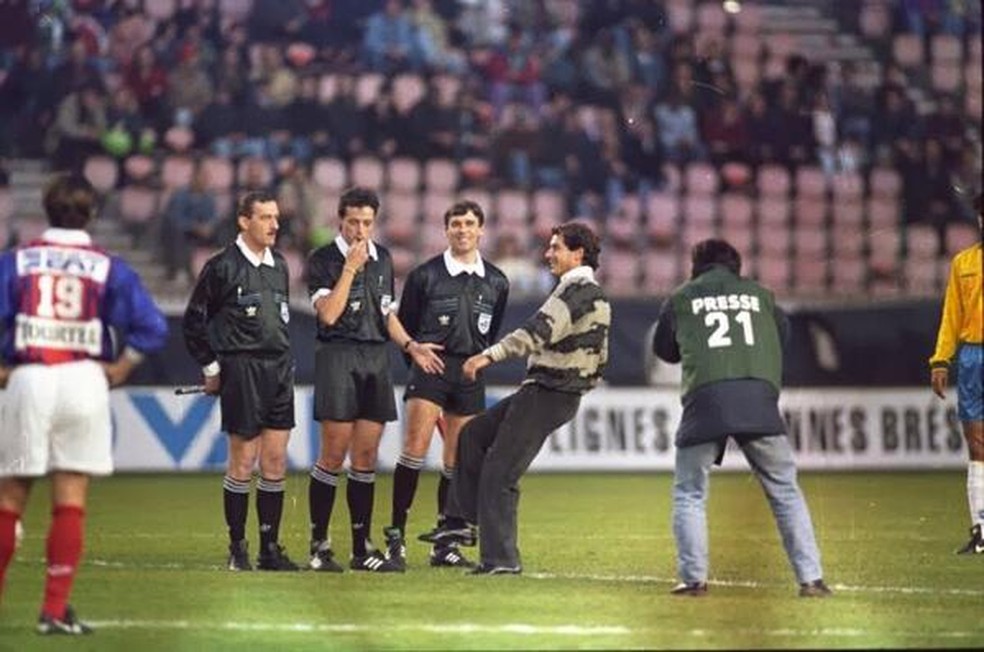 Senna dá o pontapé inicial do amistoso Brasil x PSG/Bordeaux em 1994 — Foto: Divulgação/PSG