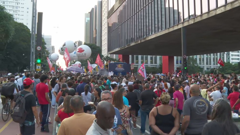 Protesto contra a reforma do Ensino Médio na Avenida Paulista, em SP — Foto: Reprodução/ TV Globo