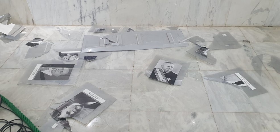 Galeria de fotos dos presidentes da República, no Palácio do Planalto, destruída por bolsonaristas terroristas  — Foto: Divulgação 