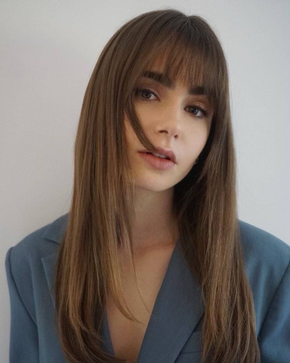 Trendy straight haircut (Photo: @lilyjcollins)