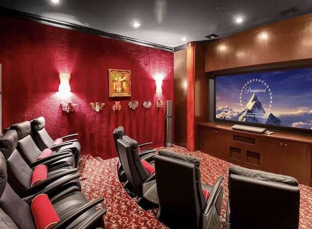SALA DE CINEMA | Não poderia faltar uma sala de cinema para pelo menos oito pessoas em uma casa inspirada em Avatar (Foto: Reprodução / Realtor)