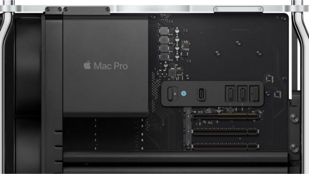 O gabinete do Mac Pro é removível para que o usuário possa instalar e desinstalar o hardware a qualquer momento (Foto: Divulgação/Apple)