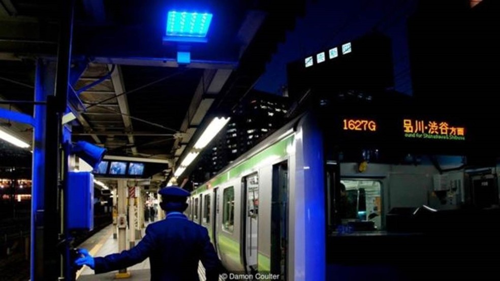 As luzes azuis foram instaladas em todas as 29 estações da linha Yamanote, em Tóquio, em 2008 — Foto: Damon Coulter