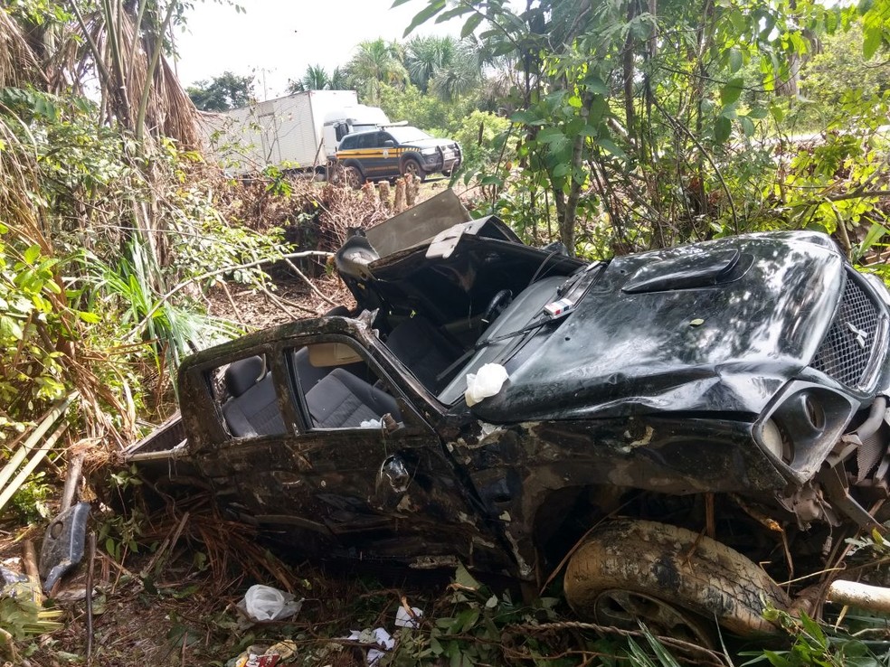 Picape capotou no km 1022 da BR-174 (Manaus-Boa Vista)  (Foto: PRF/Divulgação)