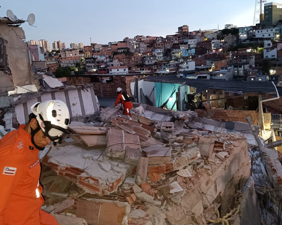 Escombros do imóvel que desabou no bairro da Federação, em Salvador, neste terça-feira — Foto: Diculgação/Corpo de Bombeiros 