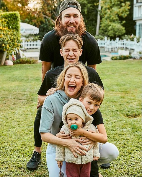 A atriz Kate Hudson com os filhos e o companheiro (Foto: Instagram)