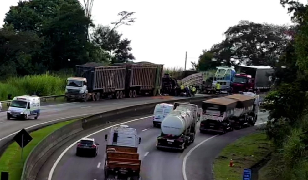 Caminhoneiro morre em acidente na Serra dos Padres, em Corumbataí — Foto: Eixo-SP