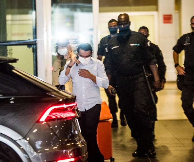 Marina Ruy Barbosa desembarca em SP cercada por seguranças (Foto: Leo Franco/Agnews)