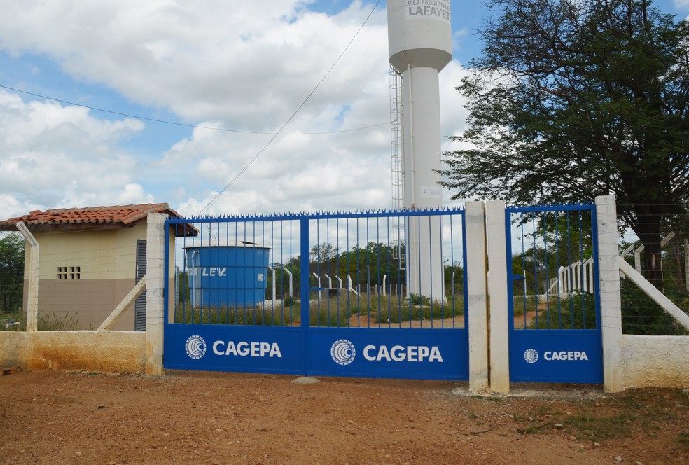 Caixa da Cagepa foi construída dentro da Vila Produtiva Rural Lafayette, em Monteiro, PB — Foto: Érica Ribeiro/G1 