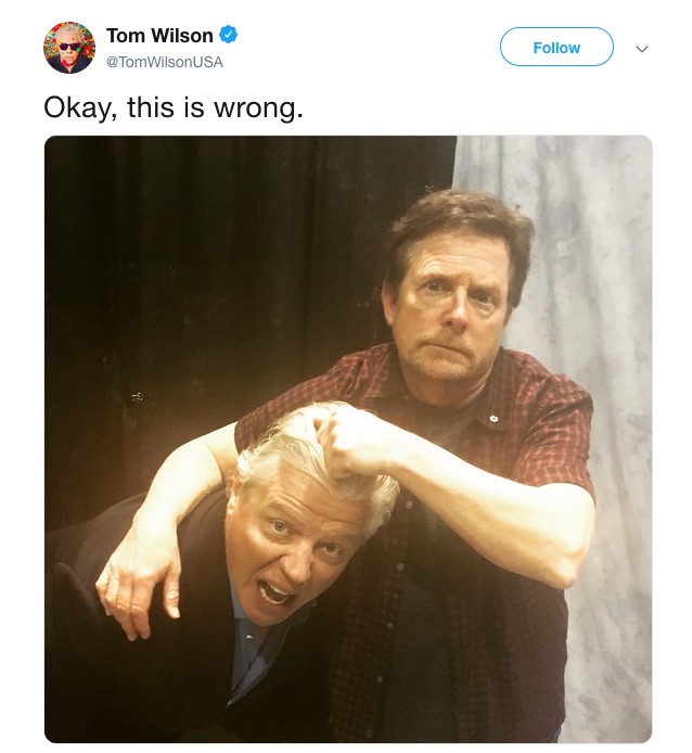 A foto compartilhada pelo ator Tom Wilson com o colega de trilogia De Volta para o Futuro Michael J. Fox (Foto: Twitter)