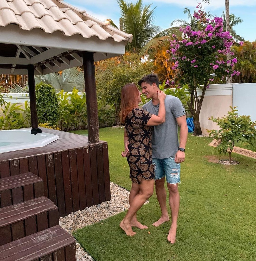 Tiago e Nadine assumiram o namoro em abril deste ano — Foto: Reprodução/Instagram