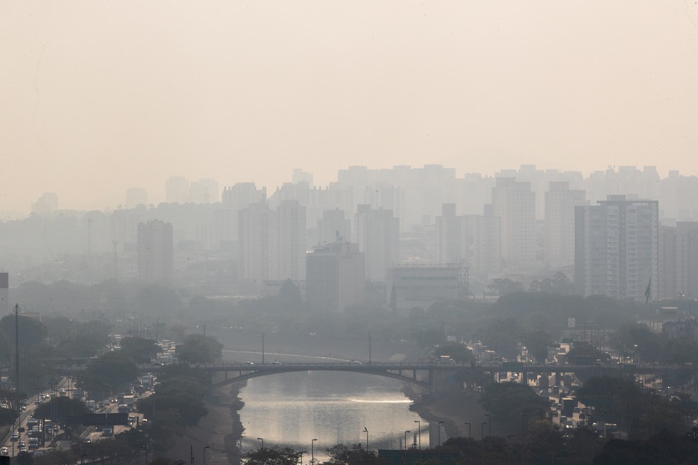 Frente fria se aproxima da Grande SP e pode chover ainda nesta quinta;  fumaça de incêndios pode causar 'chuva preta' | São Paulo | G1