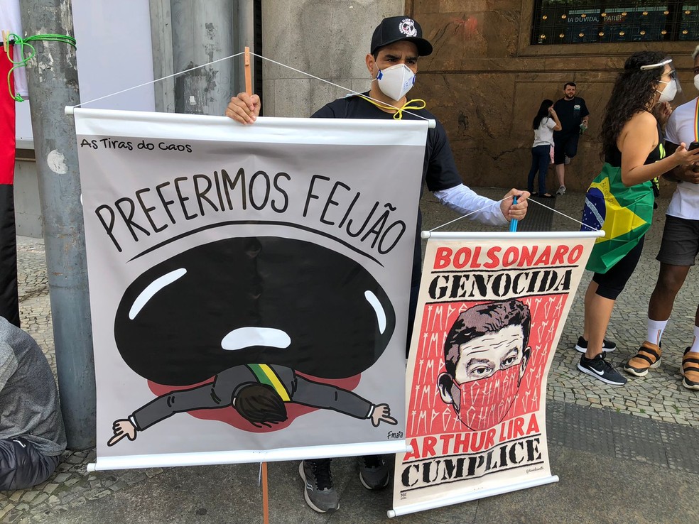 Manifestantes exibem cartazes contra a política econômica do governo federal e contra o presidente Bolsonaro — Foto: Carlos Brito / g1 Rio