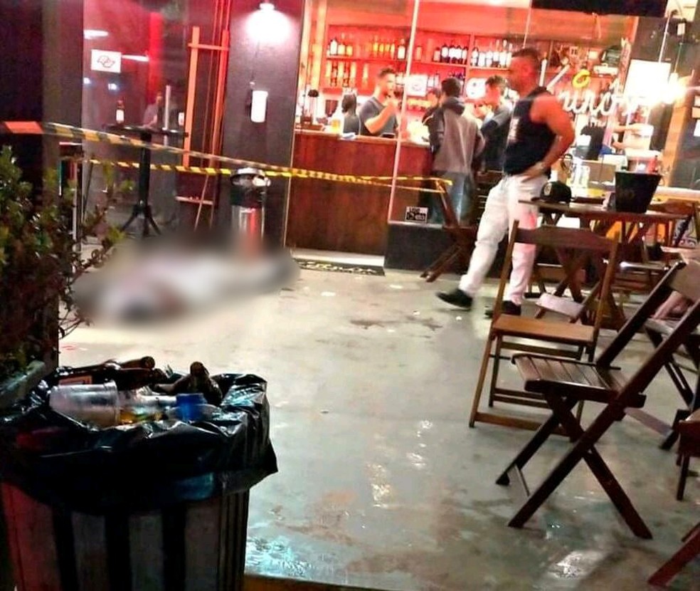 Homem é morto por desconhecido em bar de Guarujá, SP — Foto: Reprodução/Plantão Guarujá
