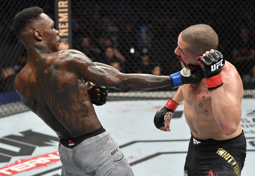 Israel Adesanya acerta o golpe que nocauteou Robert Whittaker no UFC 243 — Foto: Getty Images
