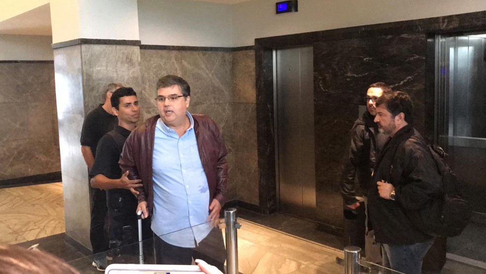 Deputado André Corrêa com agentes da polícia em novembro do ano passado — Foto: Henrique Coelho/G1