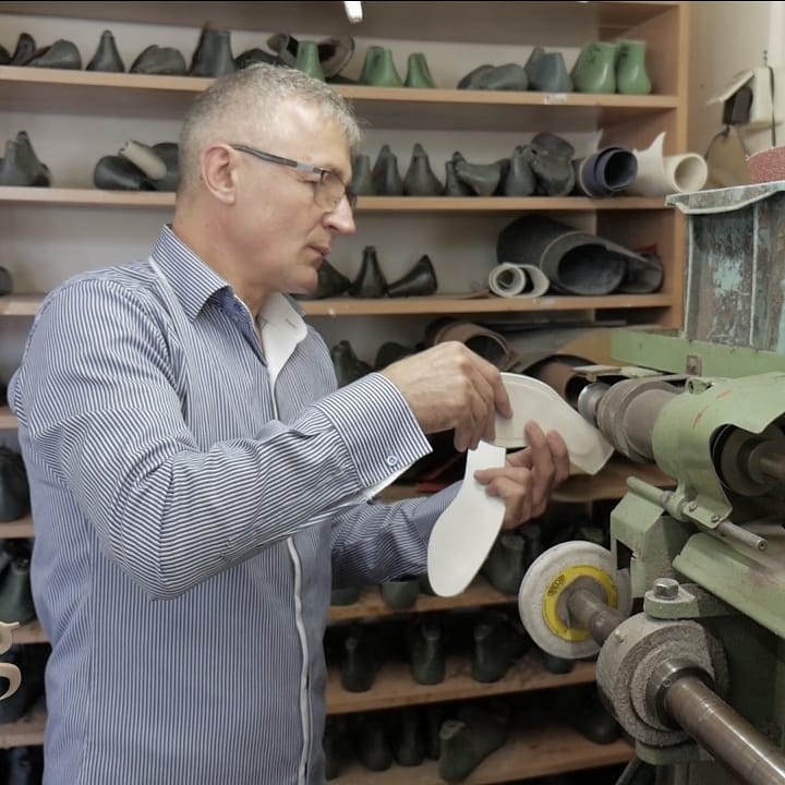 Sapateiro cria sapato gigante para reforçar o distanciamento social  (Foto: Reprodução/Facebook)