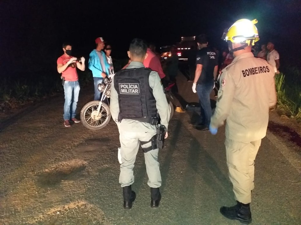 Acidente entre duas motocicletas deixou uma pessoa morta na noite de sexta-feira (10) — Foto: Ascom/Corpo de Bombeiros do Acre