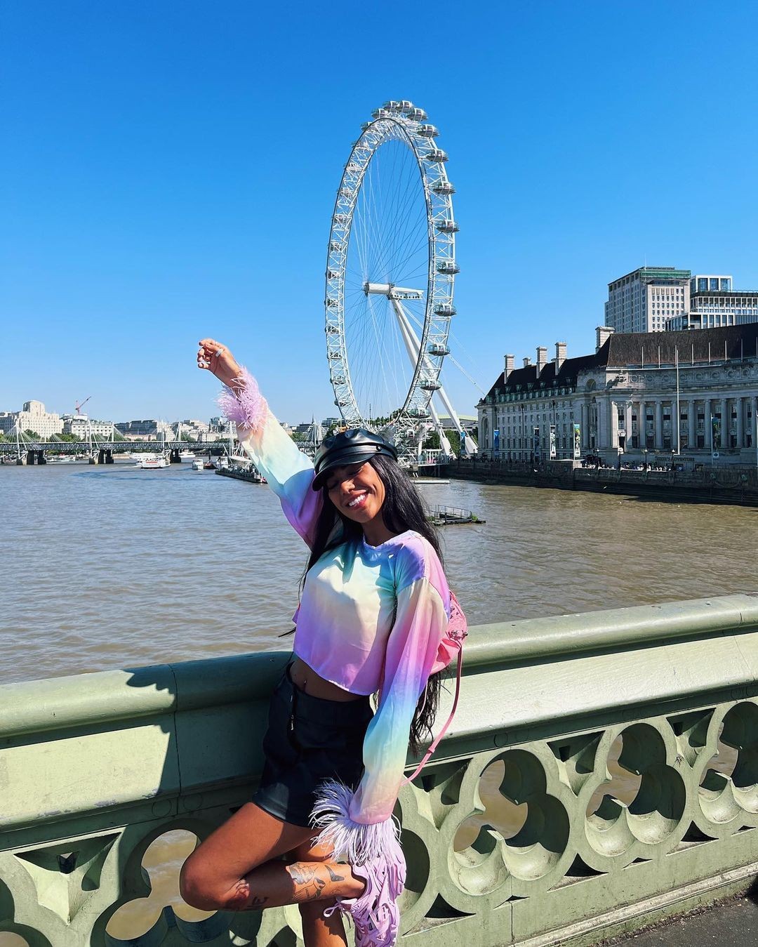 Dhiovanna posa às margens do rio Tâmisa, com a roda gigante London Eye ao fundo (Foto: Reprodução Instagram)